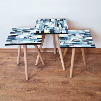 Ensemble de 3 tables gigognes modernes, bleu marine et blanc, 13,8 po x 20,5 po x 13,8 po | 100% panneau de fibres à densité moyenne avec pieds en bois de hêtre, conception géométrique abstraite élégante | Parfait pour le salon, le bureau et les petits espaces