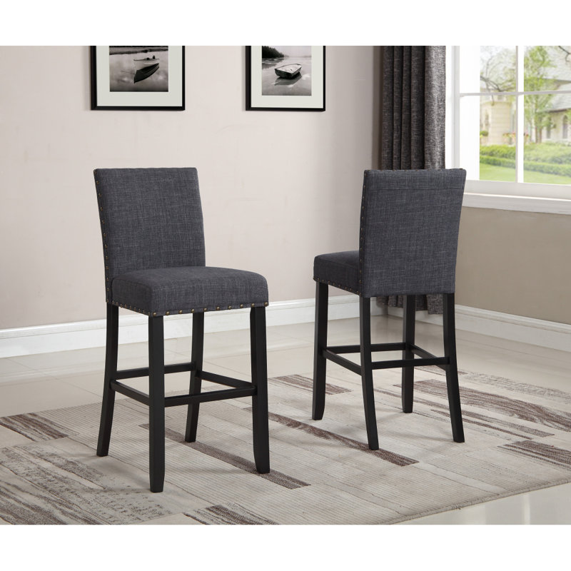 Élégants tabourets de bar en tissu avec garniture cloutée, ensemble de 2, pour une expérience d'assise chic et confortable.