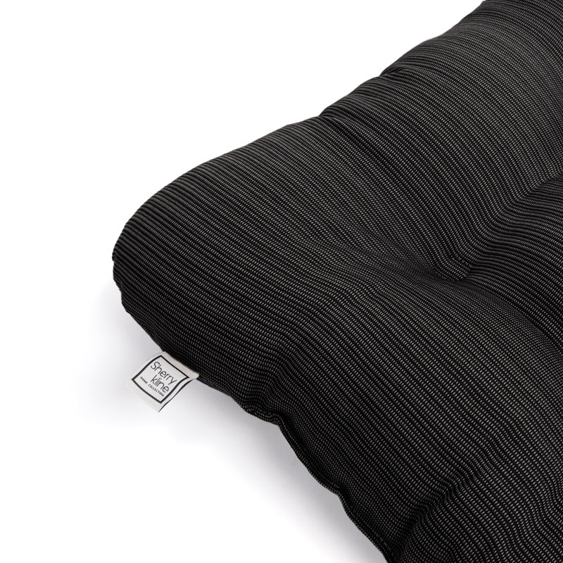 Coussin de siège réversible avec coutures annulaires faites à la main, rembourré de fibre de polyester vierge blanche.