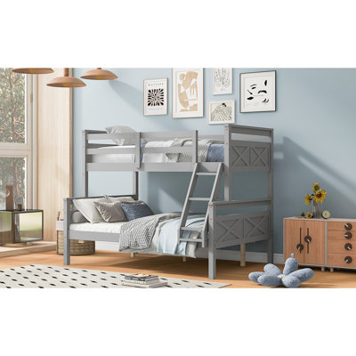 Lit superposé simple au-dessus d'un lit double avec garde-corps gris