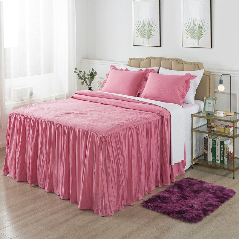 Jupe de lit avec taies décoratives et tapis décoratif