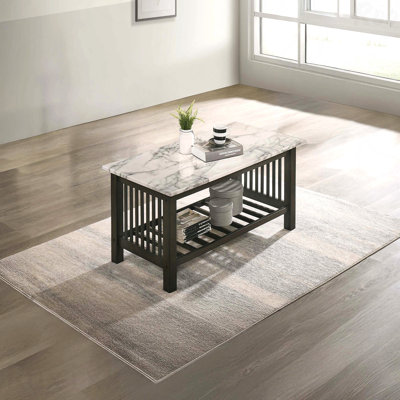Table basse contemporaine 1pc avec plateau en faux marbre et pieds en noyer antique et tablette ouverte