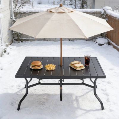 Table de patio moderne pour 6 personnes Evin avec plateau en lattes d'acier et trou pour parasol