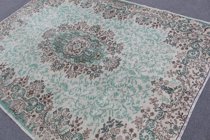 Tapis rétro beige Oushak parfait pour un grand salon ou un salon élégant