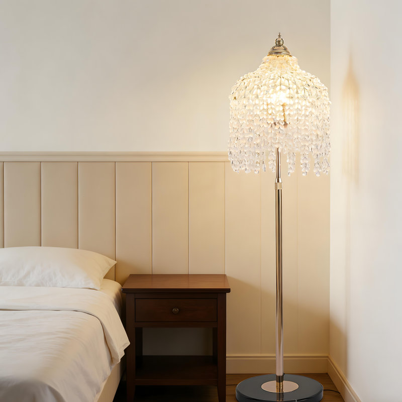 Lampe sur pied en cristal élégante à trois lumières - Conception en cascade rétro, brins de perles de cristal en forme de raisin jumelés à une base en marbre, idéale pour décorer les salons, les chambres à coucher ou les bureaux (ampoules vendues séparément)