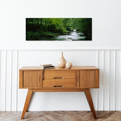 Rivière qui coule dans la forêt, Aberfeldy, Perthshire, Écosse