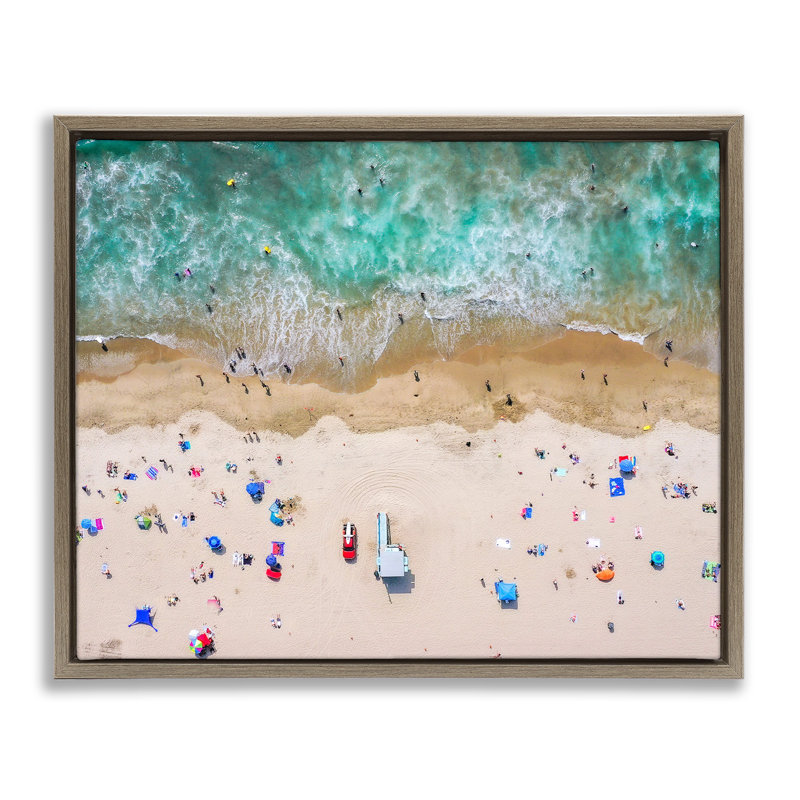 Vue aérienne de la plage d'été occupée, H 17 po x l 21 po, Cadre flottant orme Montalcino