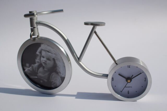 Analogue Metal Quartz movement / Crystal Tabletop Clock in Silver