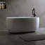 Baignoire indépendante de 47 po en résine de surface solide, une baignoire indépendante de conception moderne avec drain escamotable et tuyaux de trop-plein, convenant aux petites maisons