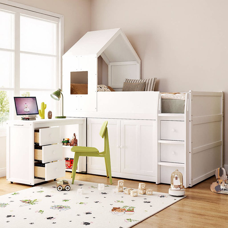 Charmant lit mezzanine simple de style maison avec bureau coulissant coulissant, armoires encastrées et tiroirs pour une chambre d'enfant peu encombrante
