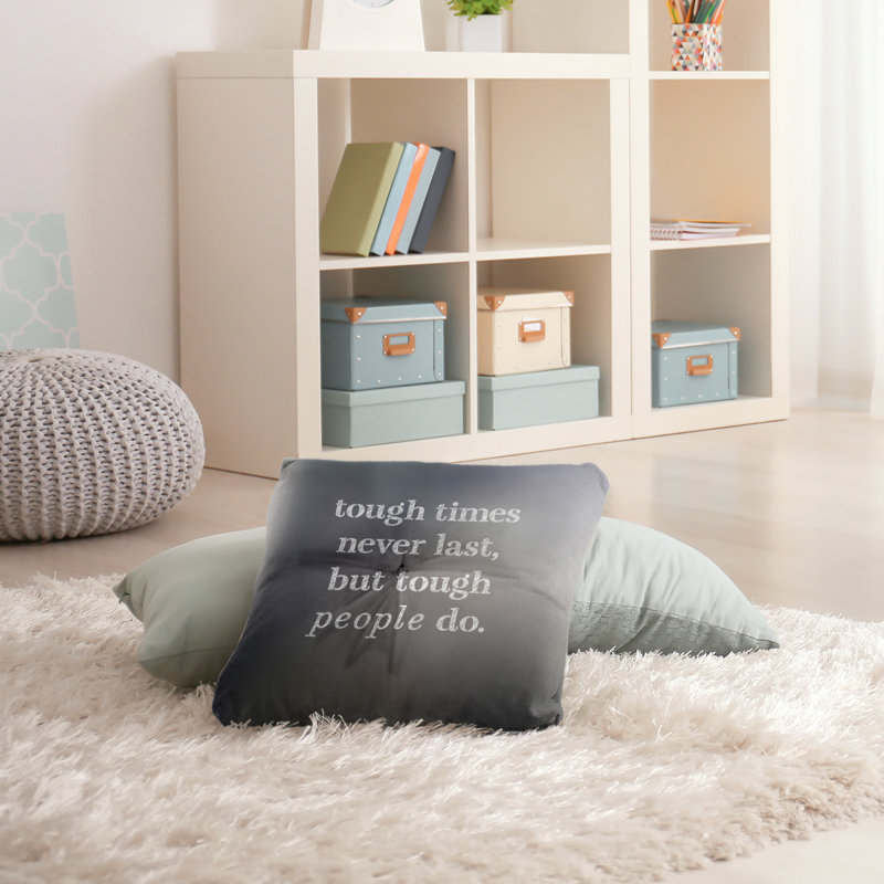 Coussin décoratif intérieur / extérieur Tough Times, 30 po x 30 po, Gris