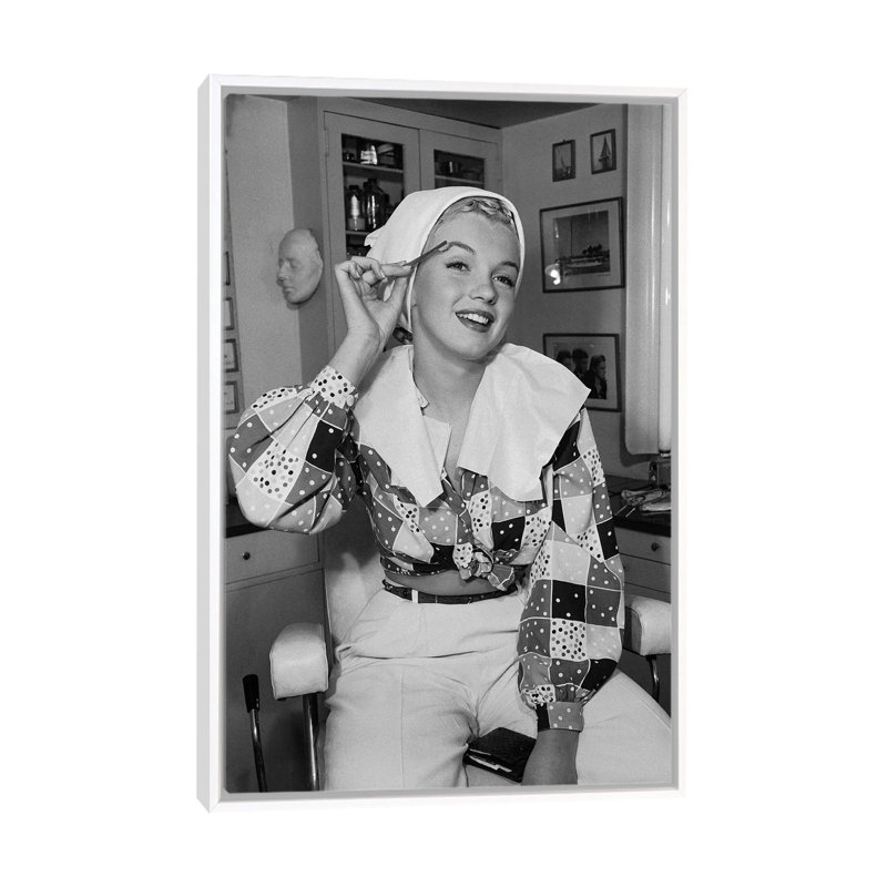 Marilyn Monroe Eye Brow Grooming - reproduction de photo, H 40 po x l 26 po x P 1,5 po, Toile blanche encadrée, Aucun mat