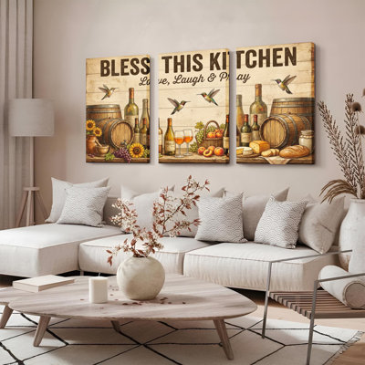 Ensemble de 3 toiles décoratives « Que cette cuisine soit bénie : amour, rire et prière », ornées de bouteilles de vin, de tonneaux, de fruits et d'oiseaux. Style rustique et champêtre. Parfait pour la cuisine, le salon ou la salle à manger.