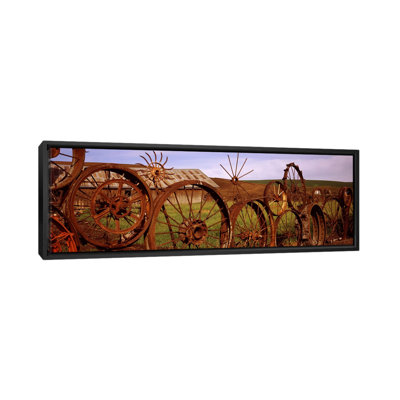 Vieille grange avec une clôture faite de roues, Palouse, Washington State par Panoramic Images - reproduction de photo sur toile