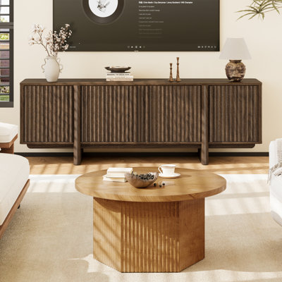 Ensemble de 2 meubles de salon modernes en bois naturel, comprenant un meuble télé et une table basse cannelée avec rangement.