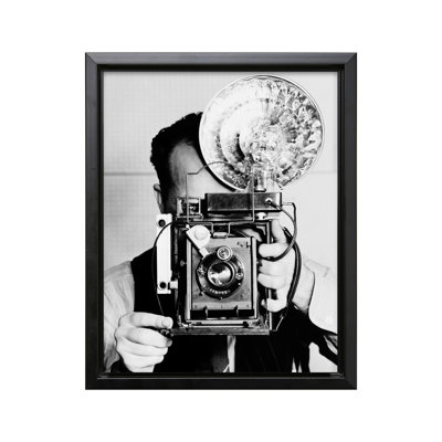 Photographe avec appareil photo rétro