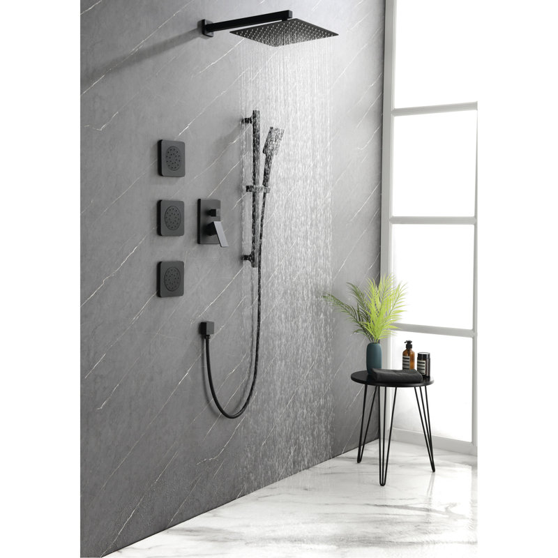 Douche noire mate avec tête, douche à main, barre coulissante, jets pour le corps. Bras, tuyau, garniture de soupape, poignées à levier. Eau naturelle. . Style laiton. Jets de corps, laiton de pluie. Fixation murale