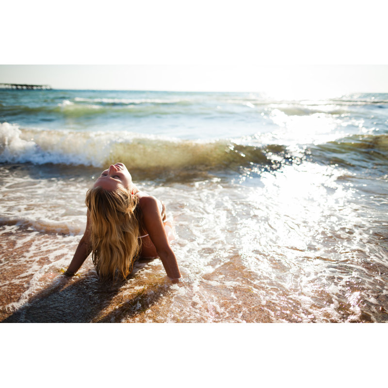 «Woman in Sea Waves» par Yourapechkin, H 24 po x l 36 po