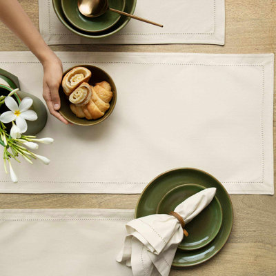 Chemin de table classique avec bordure en coton beige classique | 71,6 po x 14 po