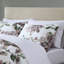 Lit simple moderne avec édredon mauve à motif floral et draps plats et ajustés-125560812