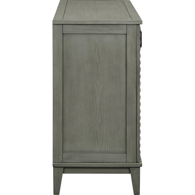 Buffet 4 portes gris antique avec poignées élégantes en métal gris. Conception de tablettes réglables. Bois massif et fabrication. 60 po x 18 po 36 po