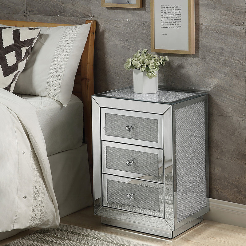 Table de chevet glamour à finition miroir avec trois tiroirs, une table d'appoint de mobilier moderne et élégante pour des espaces de vie améliorés