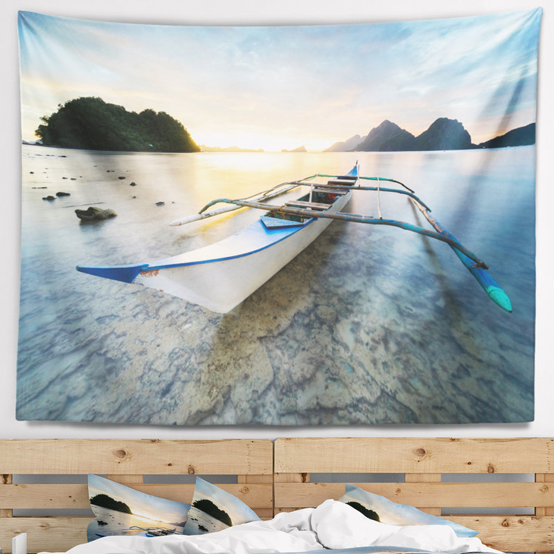 Le bateau en mer de mer est fixé à un magnifique tapisserie coucher avec accessoires suspendus inclus, H 68 po x l 80 po