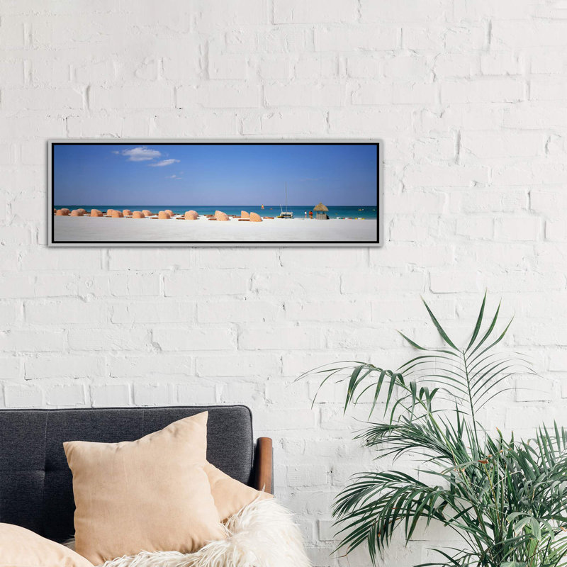 «Beach Scene» - reproduction de photo panoramique, Toile avec cadre argenté, H 12 po x l 36 po x 1,5 po