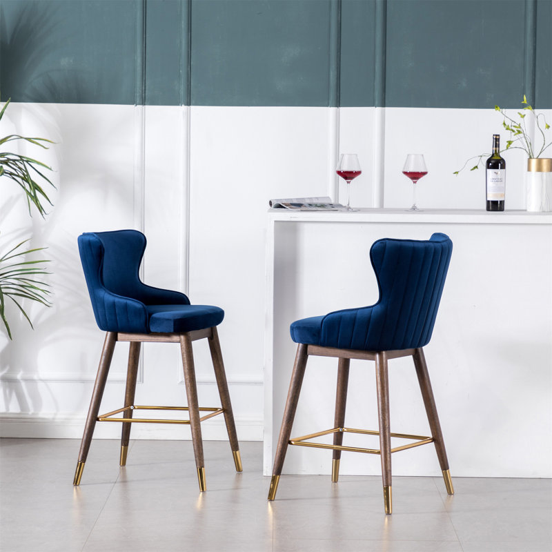 Tabourets à oreilles à hauteur de comptoir d'inspiration Mid-Century avec revêtement moelleux et pieds en noyer robustes