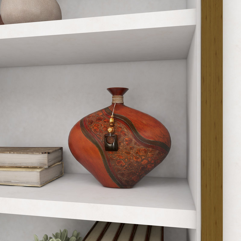 Vase en polystone avec détails en relief