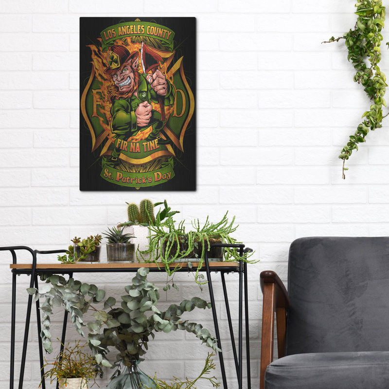 "Leprechuan Firefighter 2" par Flyland Designs, H 16 po x l 12 po