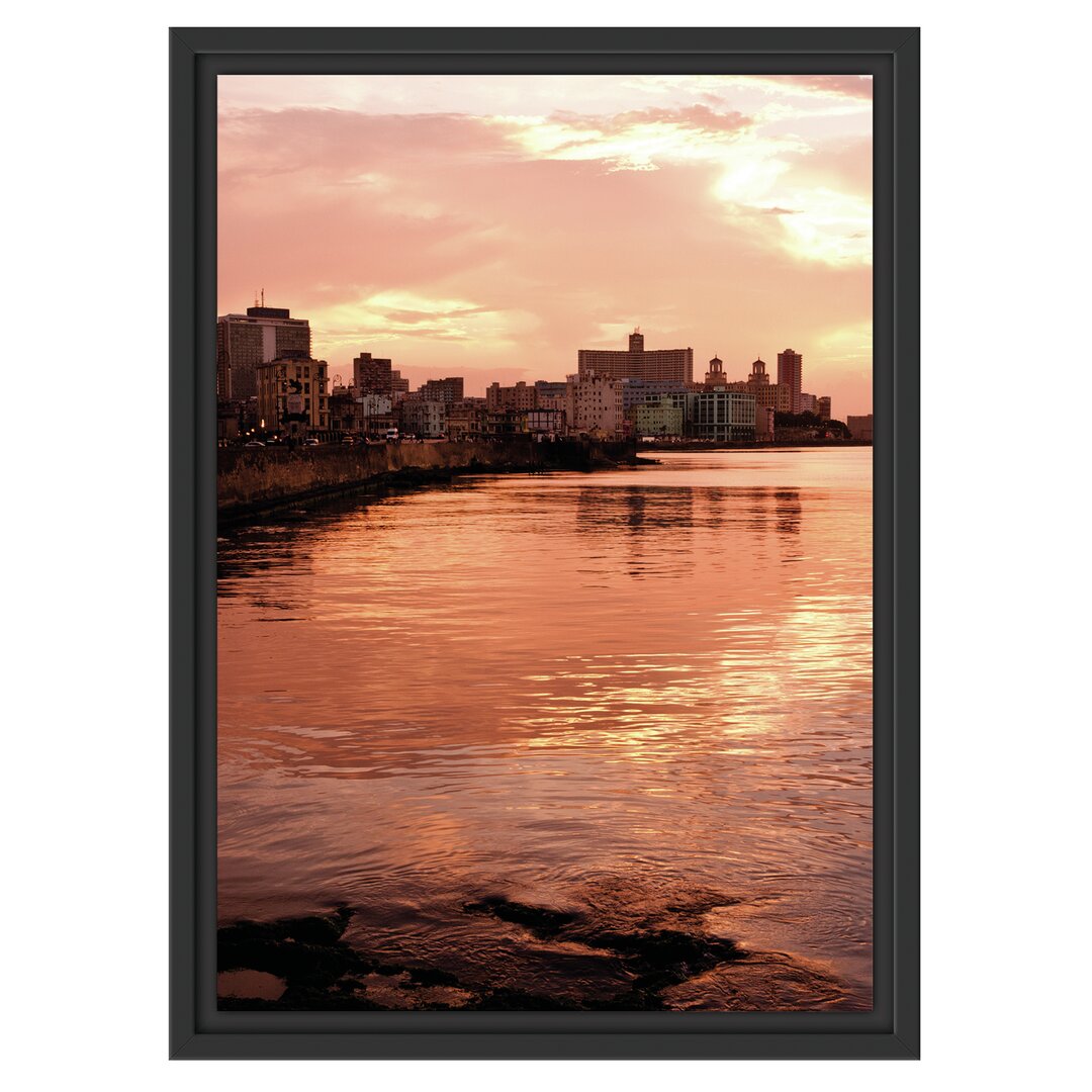 Gerahmtes Wandbild Blick auf Stadt am Meer