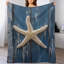 Jeté en flanelle de luxe Goldpearl sur planches de bois bleues, couverture douce et douce pour le canapé du salon-133044756