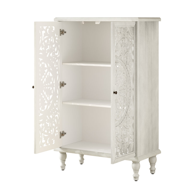 Meuble d'appoint de style ferme, sculpté et ajouré, de 47 pouces de hauteur, avec tablette réglable et pieds tournés., Blanc