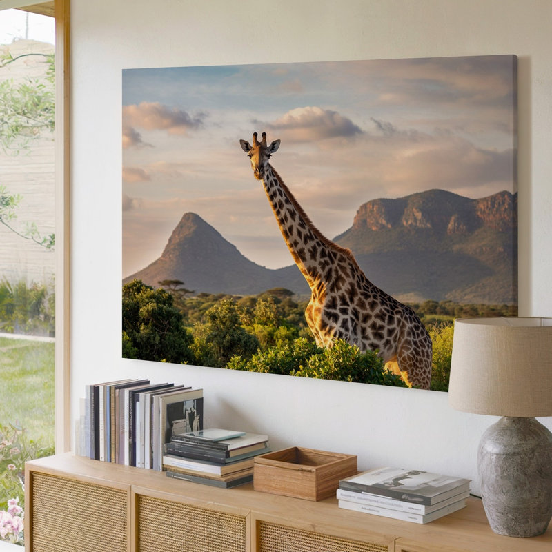 Toile, une girafe majestueuse se dresse contre un paysage vert éclatant, art mural, H 9 po x l 12 po