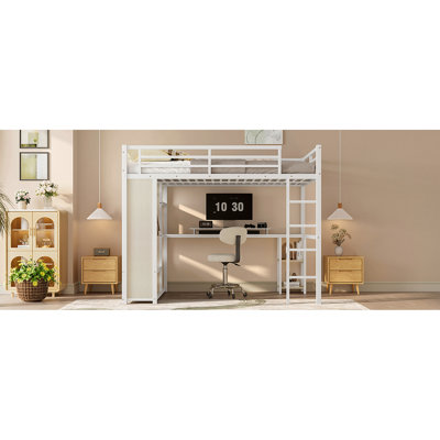 Grand lit mezzanine en métal blanc grain de bois, avec bureau, garde-robe et tablettes de rangement, espace pour petite chambre à coucher avec garde-robe intégré, rangement pour bureau