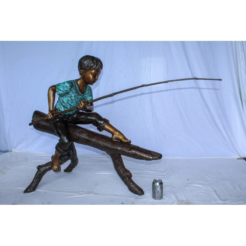 Statue en bronze de garçon de pêche assis sur une bûche d'arbre 50 po x 19 po x H 35 po