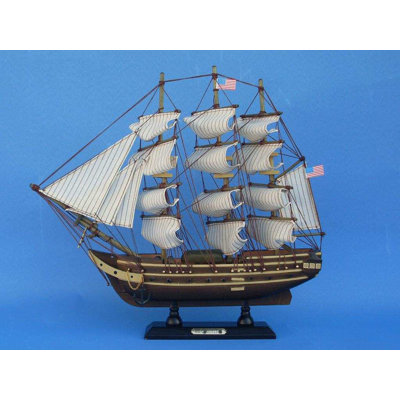 Bateau miniature en bois
