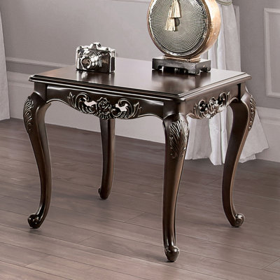 Table de bout de style traditionnel avec structure en bois massif, pieds courbés et détails sculptés complexes dans une finition Java