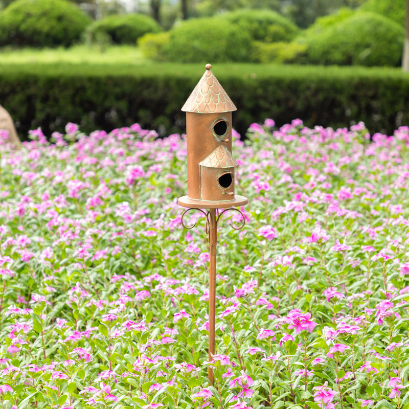 Maison d'oiseaux en métal vieilli à 2 niveaux de style campagnard, finition en faux cuivre avec piquet - H 53 po