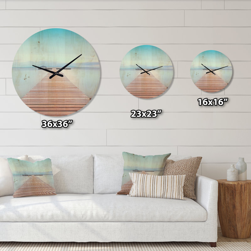 Horloge murale en bois dans une atmosphère froide, Grand