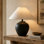 Lampe de table rustique en céramique noire avec abat-jour en lin, lampe de chevet de style campagnard avec ampoule à DEL gratuite, lampe de table de chevet confortable pour le vestibule de la chambre