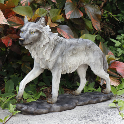 Statue de jardin de loup en résine grandeur nature, longue sculpture de loup gris en bois peint à la main de 15 po sur base rocheuse, décoration de jardin extérieur résistante aux intempéries pour porche de patio, cadeau pour amoureux de la nature