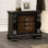Table de chevet ornée de moulures argentées brossées avec port USB et tiroirs en queue d'aronde pour un décor de chambre à coucher élégant