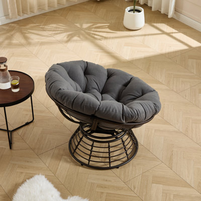 Fauteuil pivotant ergonomique et confortable à 360° avec coussin gris épais et structure marron, idéal pour la lecture à l’extérieur. Coussin et structure moelleux, parfait pour le salon.