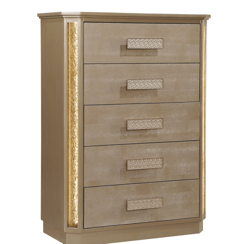 Commode en bois doré