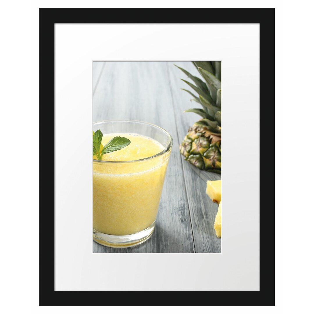 Gerahmtes Poster Ananas Cocktail auf Holztisch