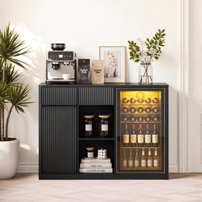 Armoire de bar cannelée de 51 po avec espace pour réfrigérateur (réfrigérateur non inclus), station de café moderne avec centre de chargement et buffet à verres à vin pour le rangement des boissons et des spiritueux.