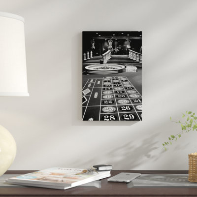 « 1960 casino vu from end of wheel table opposée de wheel look to statues of féminin showgirls », reproduction de photo sur toile tendue
