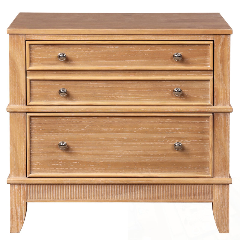 Table de chevet à trois tiroirs en bois avec poignées en métal